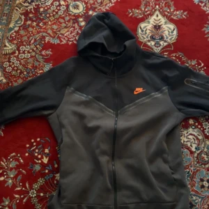 Nike tech fleece - Det är Nike tech fleece som har knappt använts säljer den p.g.a har för många Nike tech.  Köptes för 1250kr från jd sports.