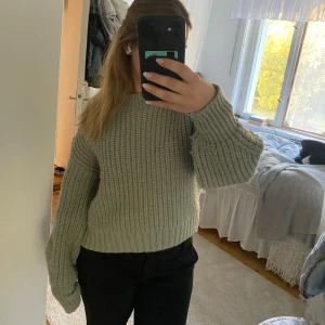 Stickad tröja  - Säljer min jätte mysiga tjocka stickade tröja ifrån hm. Tröjan är köpt för ca 1 år sen och är nästan oanvänd! 
