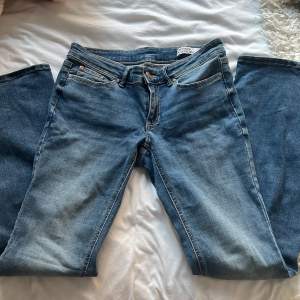 Säljer dessa low waist jeans, då jag inte tyckte dom passade mig bra. Dom e köpta för ca 2 veckor sen och helt oanvända🩷 kan inte lämna tbx då jag tog bort prislappen🩷