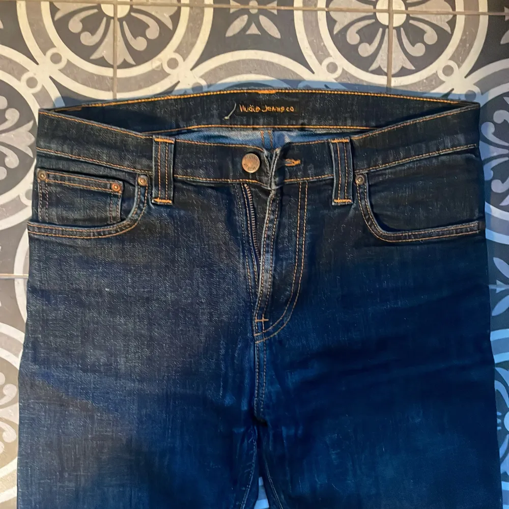 Hej vi säljer nu dessa feta Nudie jeans i 9/10 skick 🤩modellen är ca 170 cm 😀Hör av dig vid minsta fundering så svarar vi 💬Fraktas via instabox eller PostNord inom 48 timmar. . Jeans & Byxor.