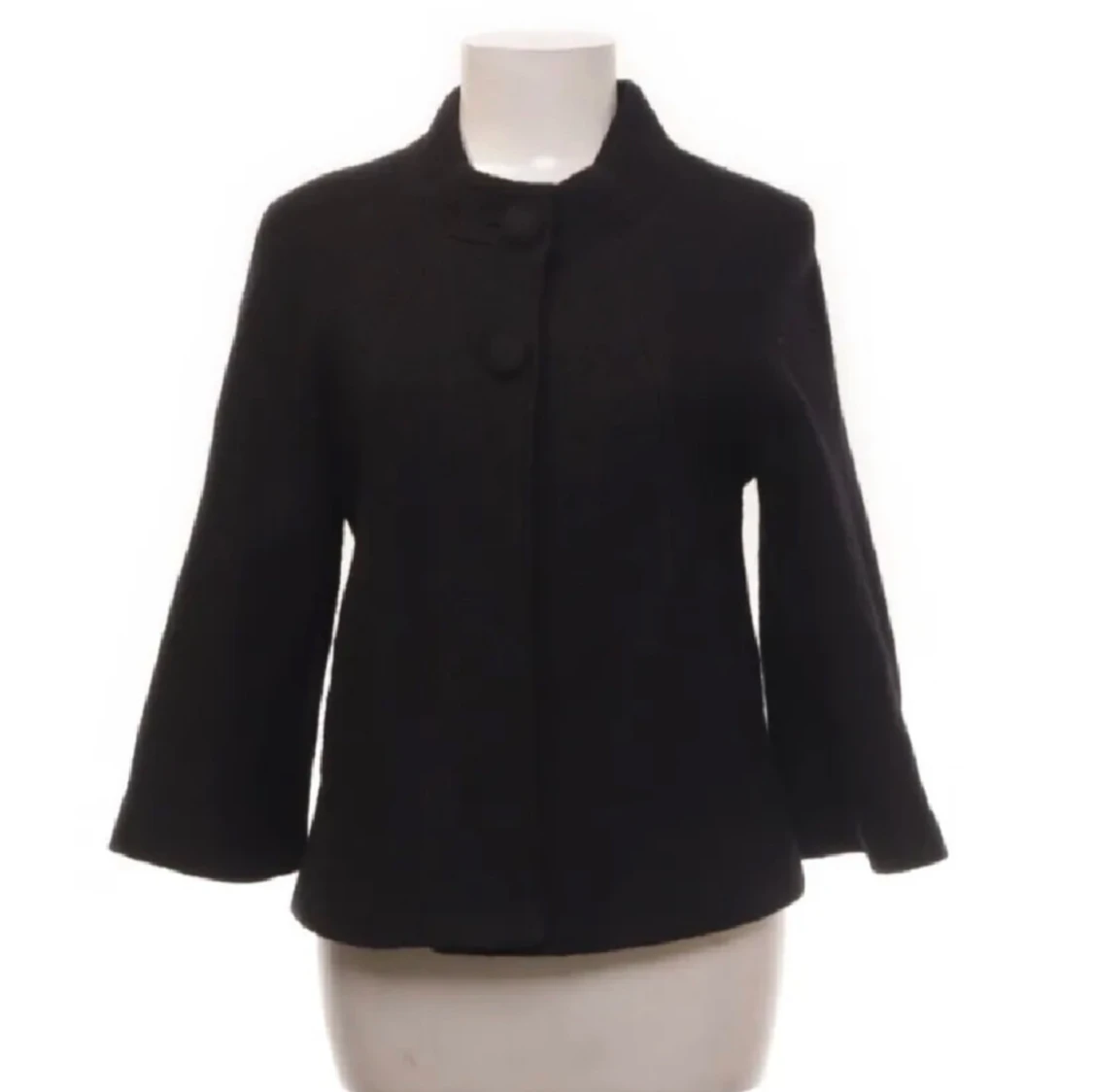 Svart trekvartsärmad kappa