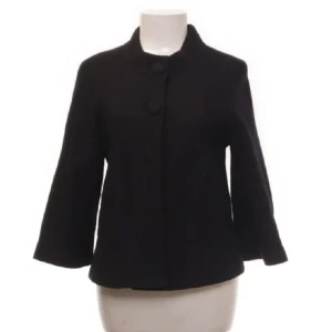 Svart trekvartsärmad kappa - Jättefin svart trekvartsärmad kappa!! Perfekt nu till hösten😍