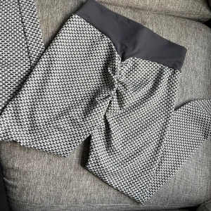 Träningstights  - Säljer träningstights med scrunch🌸