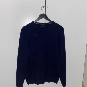 Mörkblå kashmirtröja från Massimo Dutti - Säljer en supermjuk och lyxig mörkblå tröja från Massimo Dutti i storlek L, gjord av 100% kashmir. Perfekt för att hålla sig varm och stilren under kyliga dagar. Tröjan har en klassisk design med långa ärmar och rund hals. Passar både till vardags och lite finare tillfällen. 