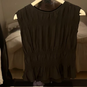 Svart topp  - Svart topp från h&m. Storlek XS. Använd ett par gånger, fint skick. 