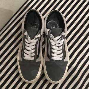 Gråa Vans skor - hej säljer mina vans, använda 1-2 gånger mockat är helt nytt skick och sulan med. storlek 38 men passar även 39.Nypris 950kr