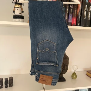 Replay grover - super feta och snygga replay jeans i typ ny skick. storlek 29 32. nta kostar de typ 1500kr. om priset är för högt skicka förslag  