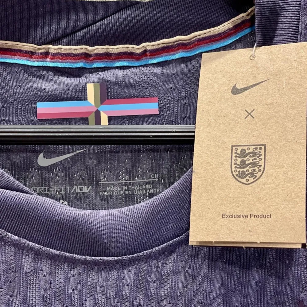 England 2024 bortatröja kombinerar klassiska rödbla farger till en lila design som hedrar deras historia och framtid. Unika sidopaneler och detaljer för tröjan in i modern engelsk fotboll. Skriv vid funderingar!. Sportswear.