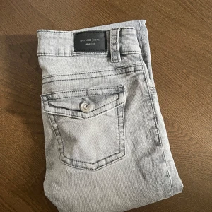 Lågmidjade jeans - Säljer dessa jeans då dom är lite för stora i midjan och sitter inte så bra. Super sköna och knappt använda. Köpta för 500