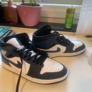 Jordan 1 dark teal - Köptes från Sweden merch ca 2300kr (kvitto och kryss skydd medföljer). Moddelen är ovanlig och kommer i mörk blå/grön färg (be om bild) Knappt använda då jag går på rullstol och är som nya.   Lådan finns med*