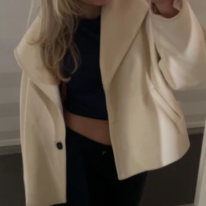 Oanvänd kappa - En jättefin oanvänd kappa i superbra skick. Är i storlek L men passar mig som bär S i vanliga fall