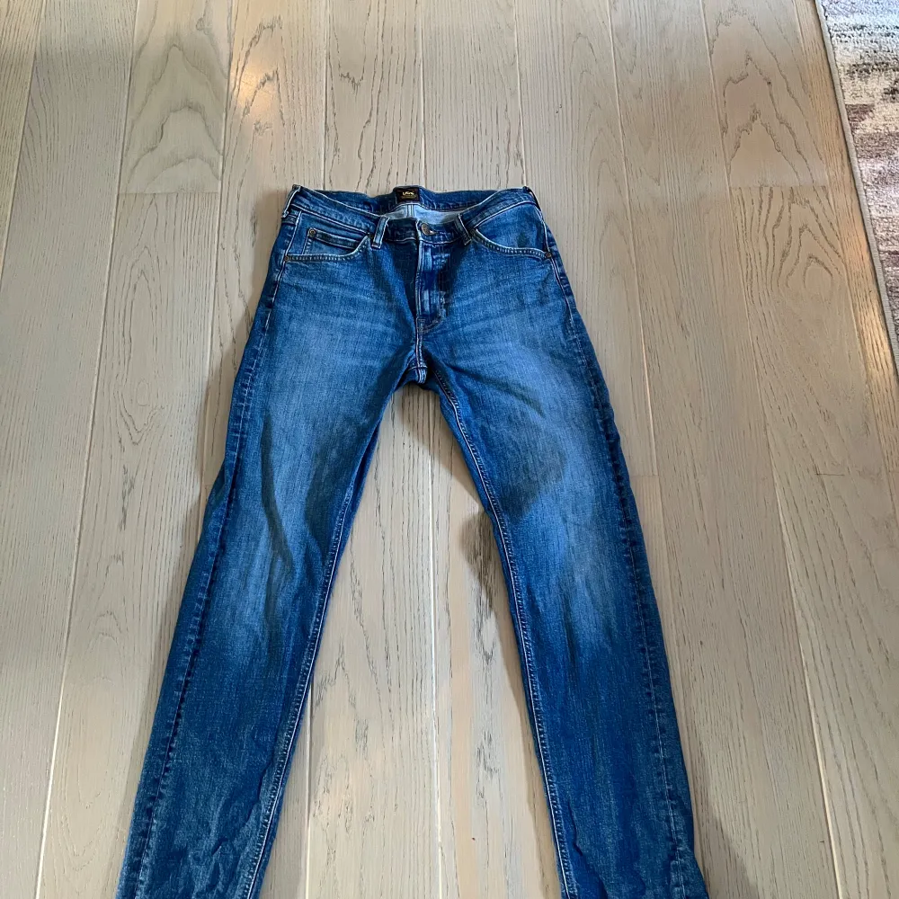 Tja säljer mina ass feta Lee jeans storlek W32 L34 säljer dom då jag inte använder dom längre men dom är som nya har inga defekter 9/10 om ni har frågor eller funderingar så hör gärna av er! . Jeans & Byxor.