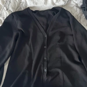 Blus - Svart blus från boohoo som är jätte söt men tyvärr lite för tight vid bysten för mig. Den har knappar hela vägen o lite puffiga armar. Stl 40