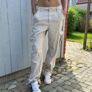 Beiga Cargobyxor - Cargobyxor från H&M🤍