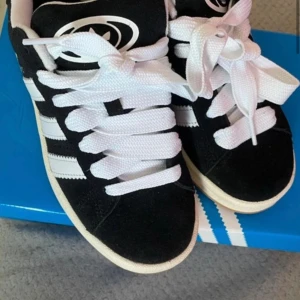 Adidas campus 00 svart  - Säljer mina campus!! Dom är knappt använda då jag har 2 par.  (Har ingen låda, extra skosnören ingår)  Köpta för 1400kr, pris kan diskuteras 