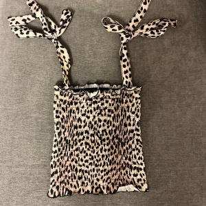 Leopard topp - Söt leopard topp från Gina tricot i stl S, det är justerbara band så man kan välja själv hur man vill knyta banden, bra skick💕