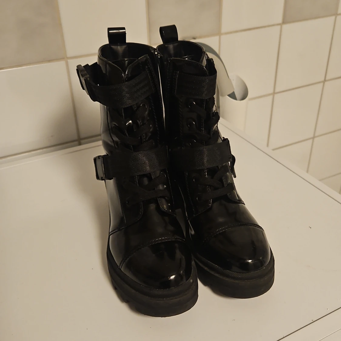 Svarta lackade boots med snörning och spännen - 91