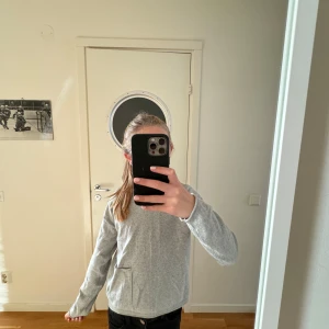 Tröja - Säljer än tröja från Mango. Jätte bra skick, pris kan diskuteras!!💛💛