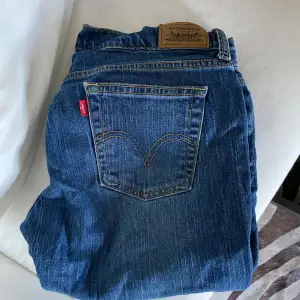 Säljer dessa jättefina lågmidjade levis bootcut💞 knappt några tecken på användning alls!  Hör av dig om du vill ha fler bilder eller mått😋