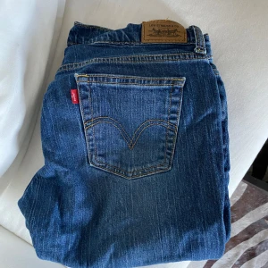 Levis bootcut - Säljer dessa jättefina lågmidjade levis bootcut💞 knappt några tecken på användning alls!  Hör av dig om du vill ha fler bilder eller mått😋