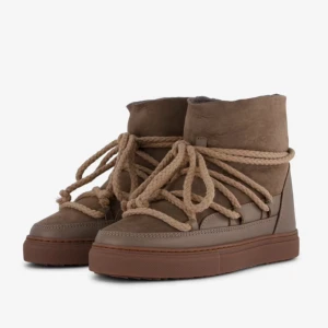 Inuikii skor - Säljer mina jättefina inuikii skor då de inte kommer till användning och är en aning för stora för mig! Jättefint skick, endast en liten fläck där bak (sista bilden) ingenting man tänker på dock❣️hör av dig vid fler frågor eller bilder!☺️ Nypris: 3000