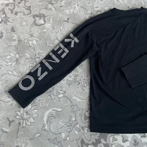 Kenzo tröja - Tja, säljer min Kenzo tröja för billigt pris då jag vill bli av med den! Nypris 1900, använd men i perfekt skick fortfarande, priset är inte hugget i sten! Om du har några frågor bara skriv!