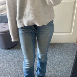 Bootcut jeans  -  Säljer dessa fina jeans för att dom är för små. De är i fint skick, skriv om du har någon fråga.🩷🩷 (Lånade bilder)