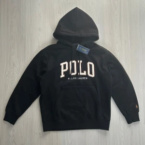 Ny Polo Hoodie  - Tja säljer nu ett svart hoodie från Polo Ralph Lauren som är ny med lappar i strl M för endast 999kr! Passar även S. Pris är ej hugget i sten, hör av er i dm vid funderingar 🙌