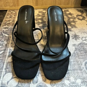 Fina klackar i storlek 38 - Super fina svarta klackar i skolan 38.👠❤️ Köpta från dinsko