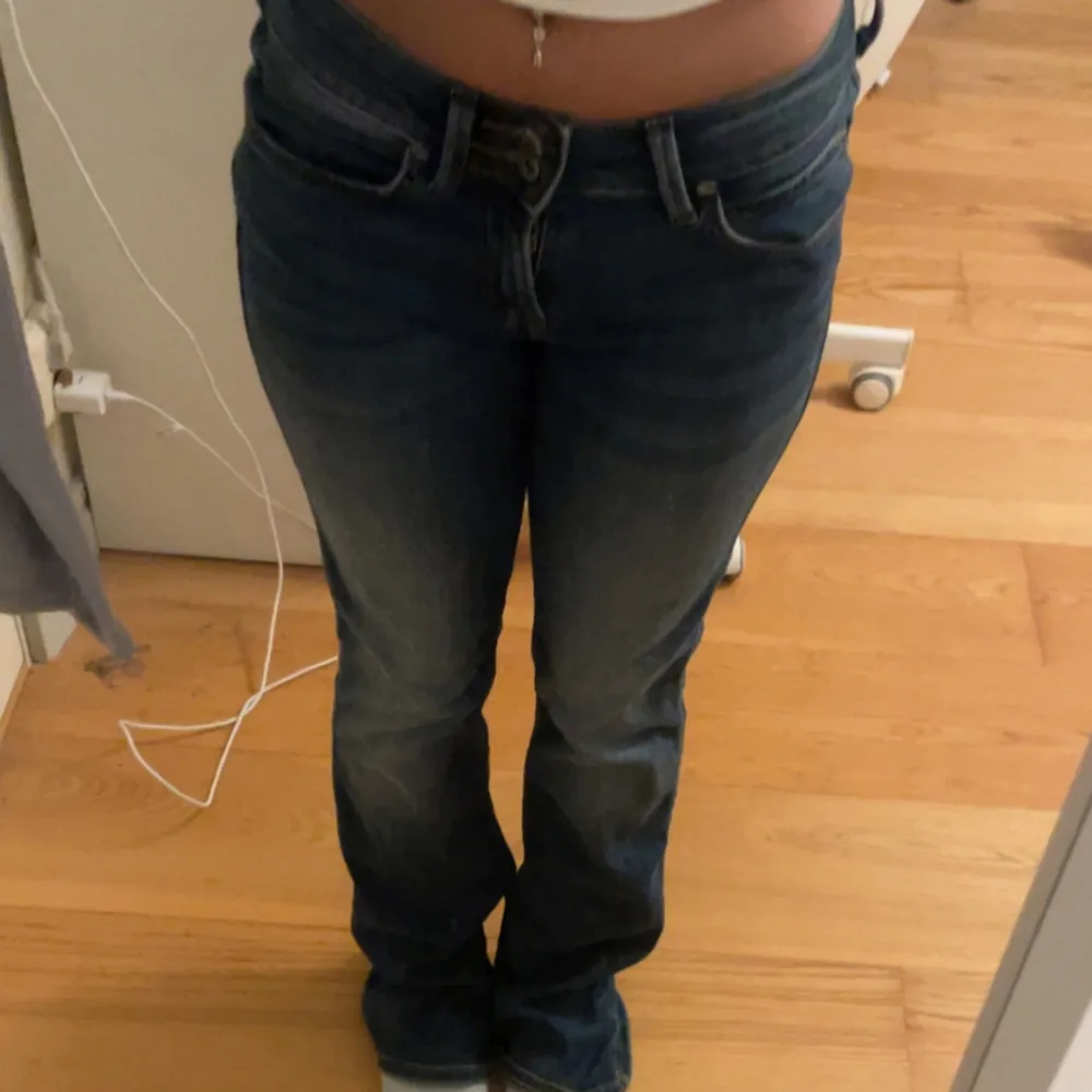 Lågmidjade utsvängda jeans från lee. Storlek 32-34. Jeans & Byxor.