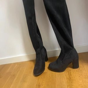 Svarta knähöga boots med klack i stl 37 - Svarta knähöga boots med klack