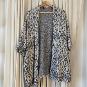 Stickad poncho  - Bra skick