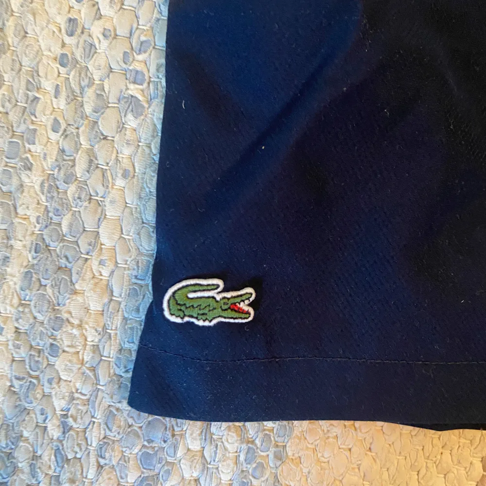 Mörkblåa Lacoste träningsshorts för pojke, storlek 140 cm (10 år), mycket fint skick . Sportswear.