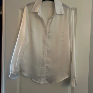 Sidenblus  - Vit sidenblus. Använd 1 gång