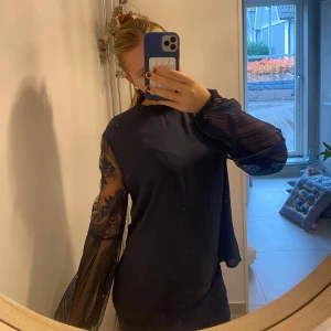Marinblå blus  - En supersnygg marinblå blus som passar för dom som har S eller M💙💙den har tyvärr aldrig kommit till användning