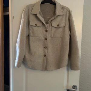 Grå skjortjacka  - Höstig skjortjacka 