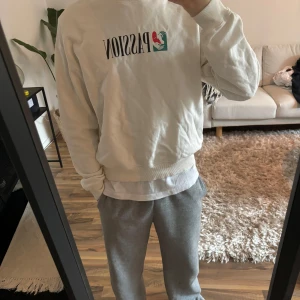 Vit sweatshirt - Vit sweatshirt med tryck ifrån Carlings  Tröjan är i bra skick! Säljes då jag inte använder den längre. Nypris 599