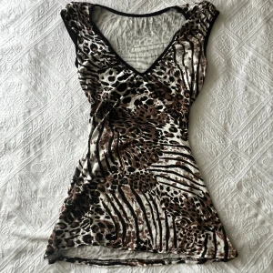 leopard topp - jätte snygg och mysig leopard topp- snygga detaljer och v-ringat så den passar jätte bra<3 säljer pga inte kommer till användning!