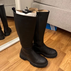 Svarta boots - Boots endast använda en gång! 