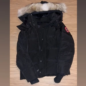 Canada Goose wyndham - Canada Goose Wyndham jacka. Finns också alla andra storlekar men till beställning! För mer frågor är det bara att skriva