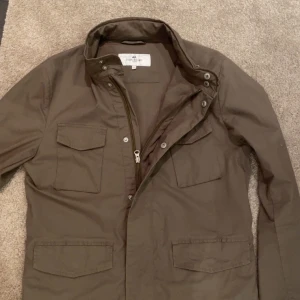 Field Jacket - Svin snygg Field jacket från John Henric i skick 9/10 finns inga tecken på användning, storlek small💥Org. Pris 1600kr mitt pris 699 kr! Tveka inte att skriva vid fundering.