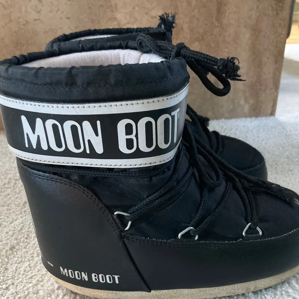 Säljer ett par svarta Moon Boots använt bara en säsong. De är perfekta för vintern. Storlek: 36/38. Skor.