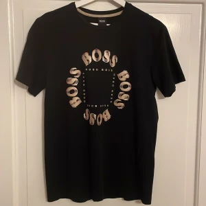 Hugo Boss T-shirt - Hugo Boss Tshirt Nästan oanvänd Nyskick