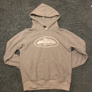 Corteiz hoodie - Grå Corteiz Hoodie i Storlek small men passar möjligtvis större.  Inte ”Autentisk”
