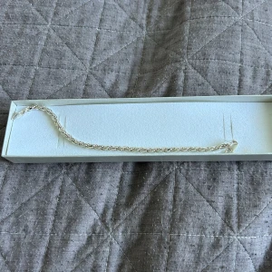 Silver Cordell armband  - Den är helt ny och oanvänd från lådan. Storlek : den är 21 cm i längden och 5mm i bredden. Pris kan diskuteras 