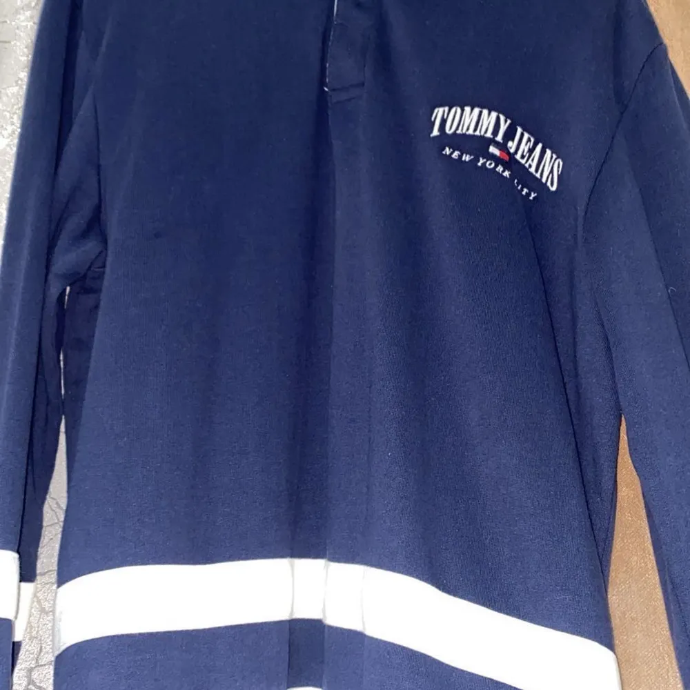 Tommy jeans tröja använt några gånger  Storlek L priset går att diskuteras . Hoodies.