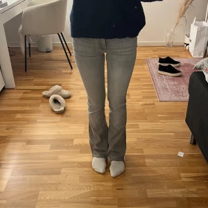 Gråa jeans - Grå jeans från lager 157 passar mig som är ca 163
