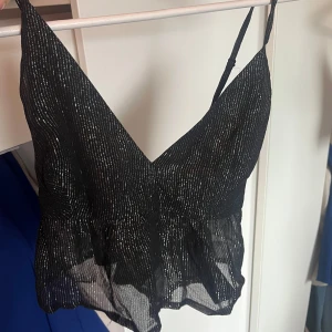 Glitter topp - SÅ snygg glitter volang-topp från NA-KD, aldrig använd, perfekt nyårstopp!!❣️❣️