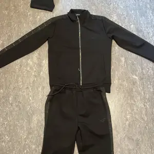 EA7 Emporia Armani tracksuit i storleken L men liten i storleken så funkar även för M