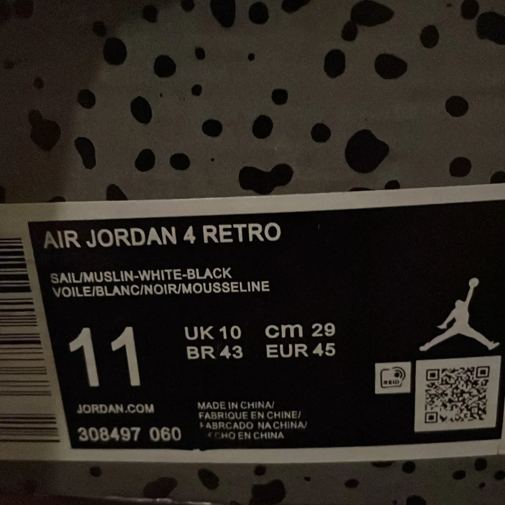 Köpte dessa Jordan 4 retro men har använt dem lite men är i bra skick storlek 45 prister går att förhandla . Skor.